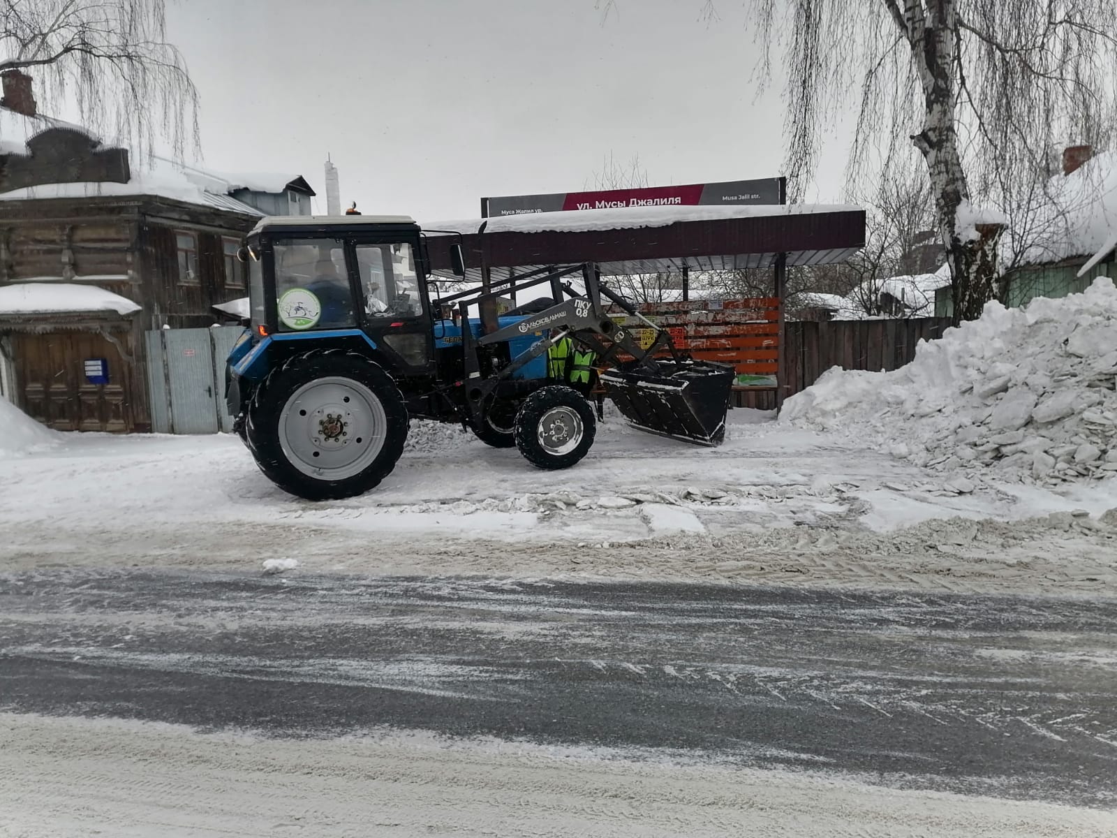 В Елабуге продолжается уборка снега на улицах города, после снегопада |  05.02.2024 | Елабуга - БезФормата